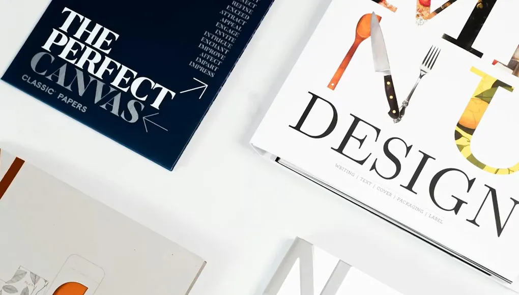 composizione-creativa-dall-alto-di-riviste-di-design-tipografico-con-titoli-eleganti-e-immagini-su-sfondo-bianco
